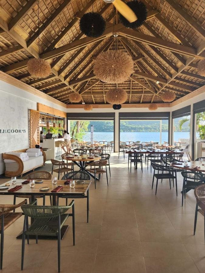 Cook'S Bay Hotel & Suites Paopao Exterior photo