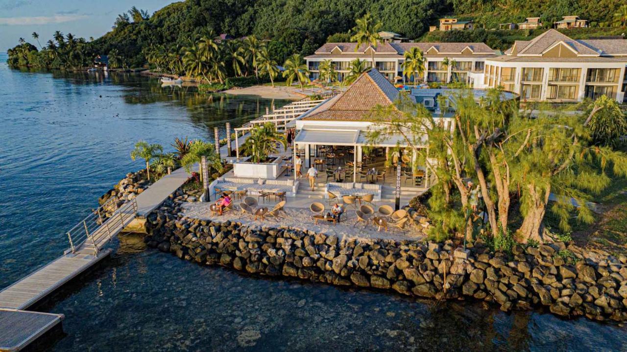 Cook'S Bay Hotel & Suites Paopao Exterior photo