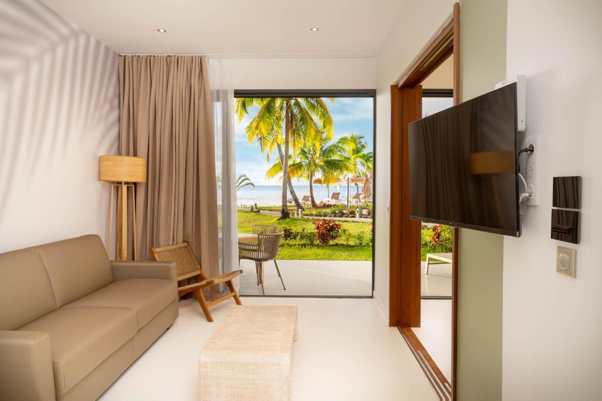 Cook'S Bay Hotel & Suites Paopao Exterior photo