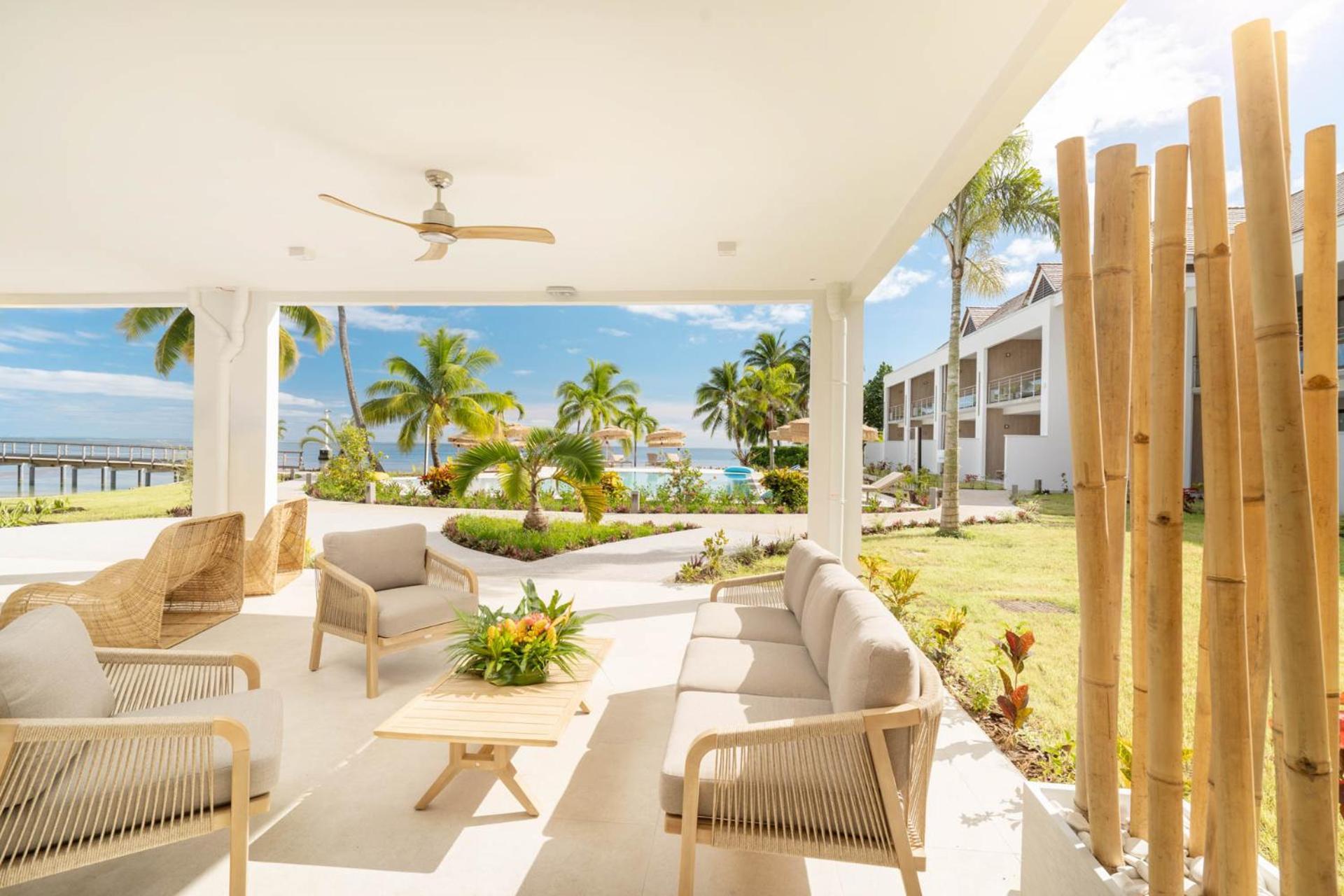 Cook'S Bay Hotel & Suites Paopao Exterior photo