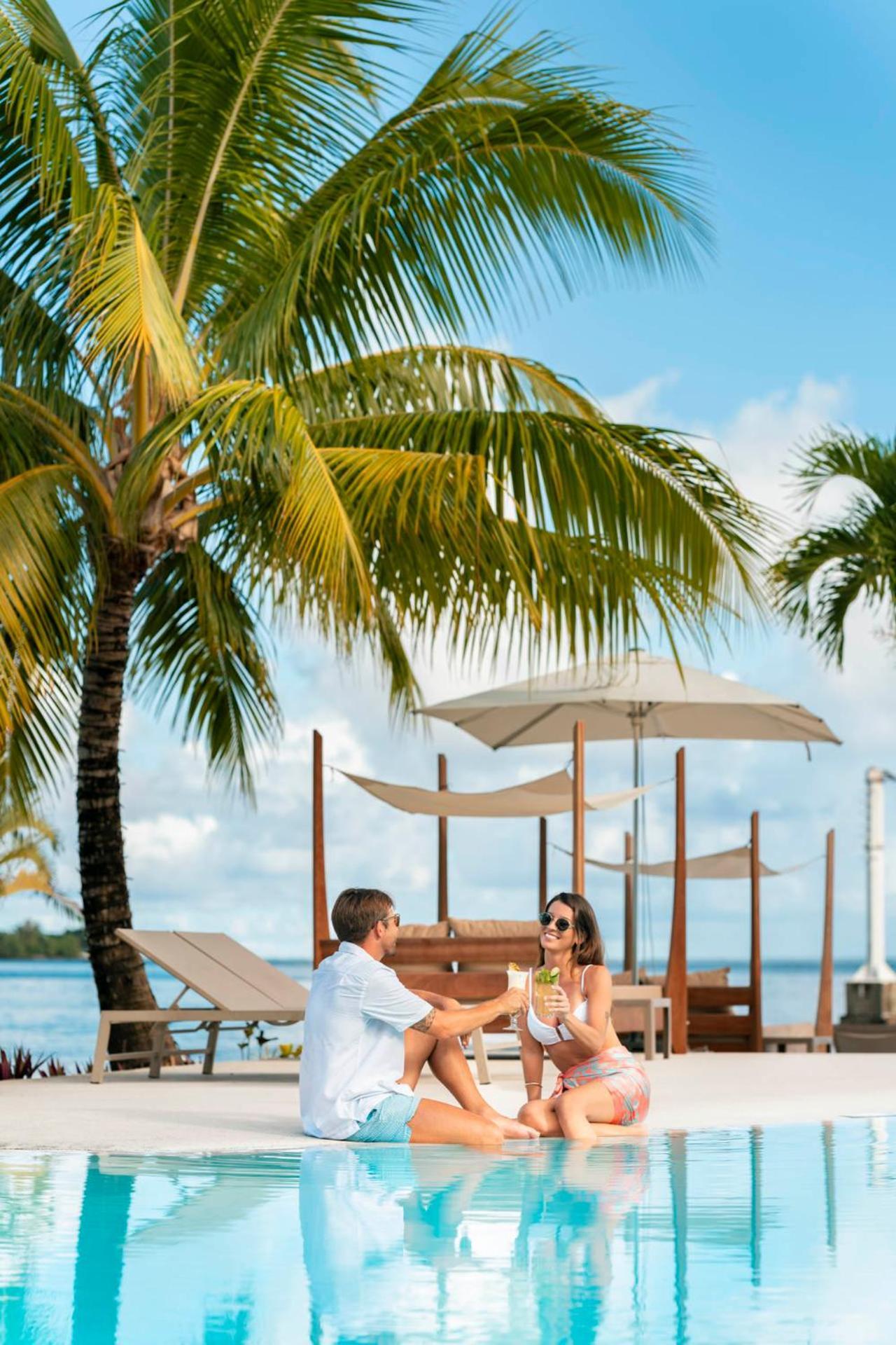 Cook'S Bay Hotel & Suites Paopao Exterior photo