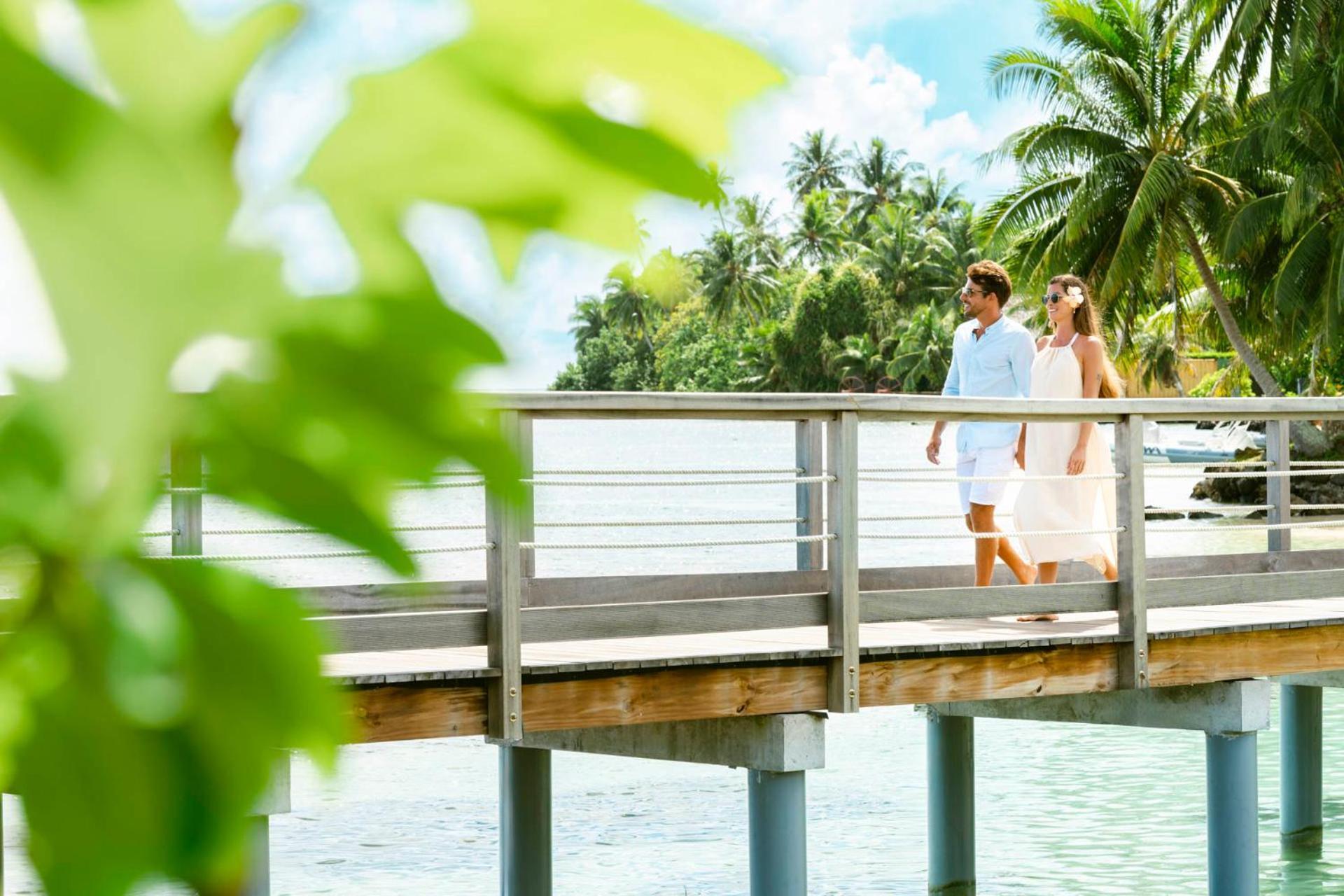 Cook'S Bay Hotel & Suites Paopao Exterior photo