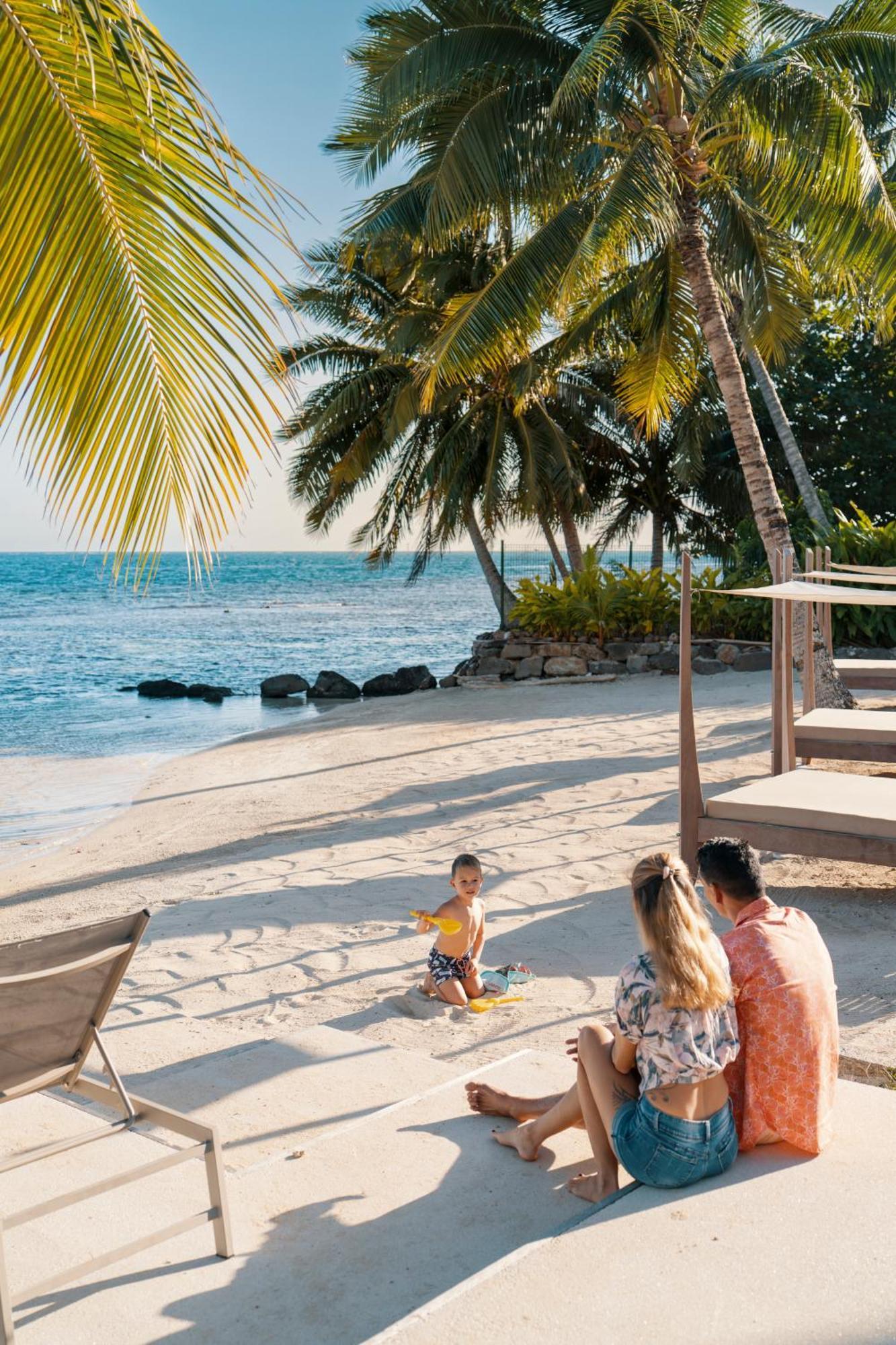 Cook'S Bay Hotel & Suites Paopao Exterior photo